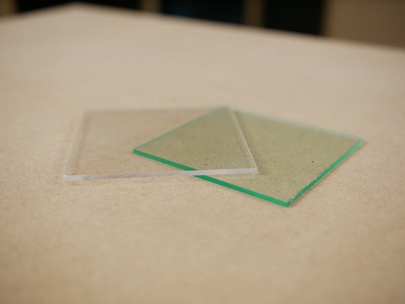 Differences glass and acrylic sheet