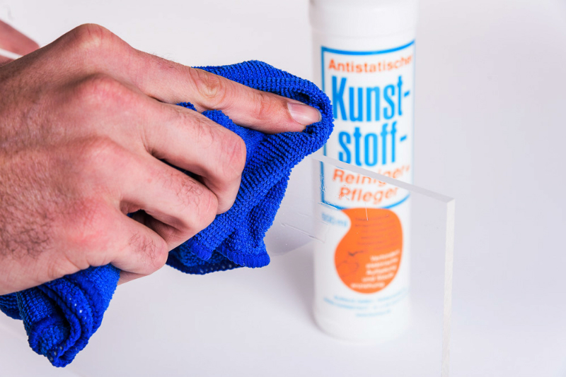 Antistatic cleaner for polycarbonate
