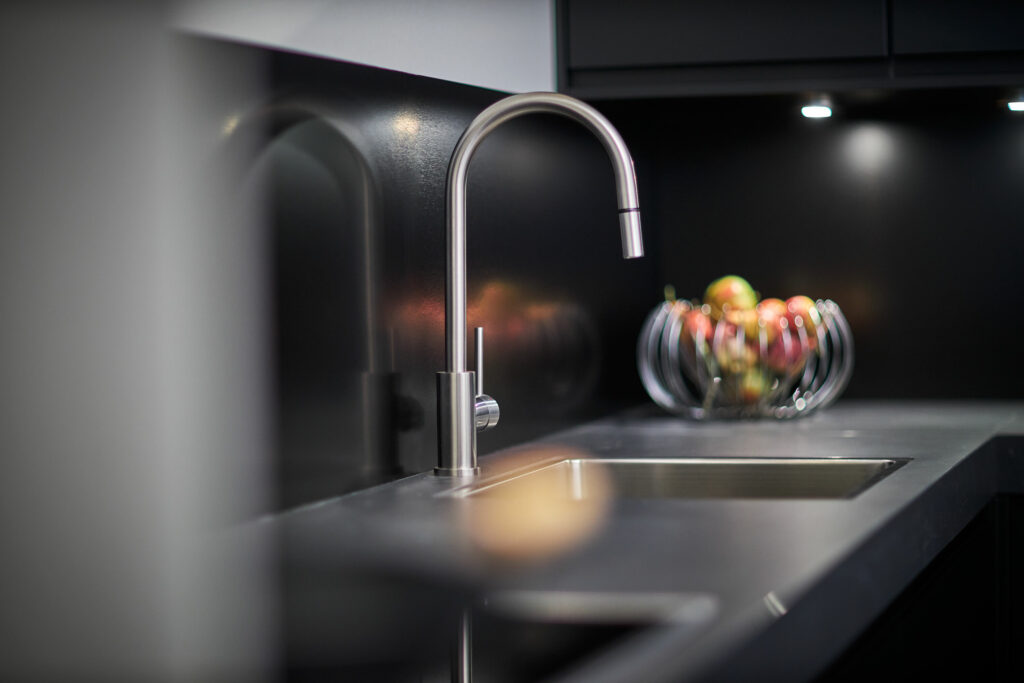 Black-kitchen-splashback-close-up
