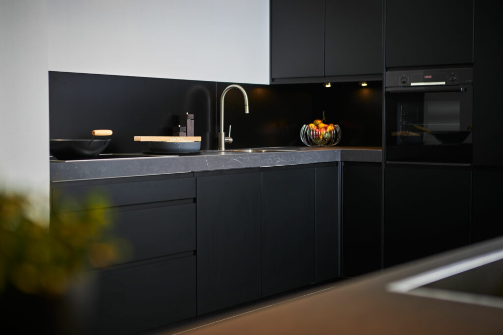Black-splashback